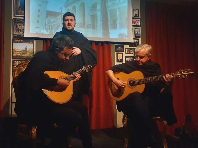 The Coimbra fado singer on stage with the two guitar players