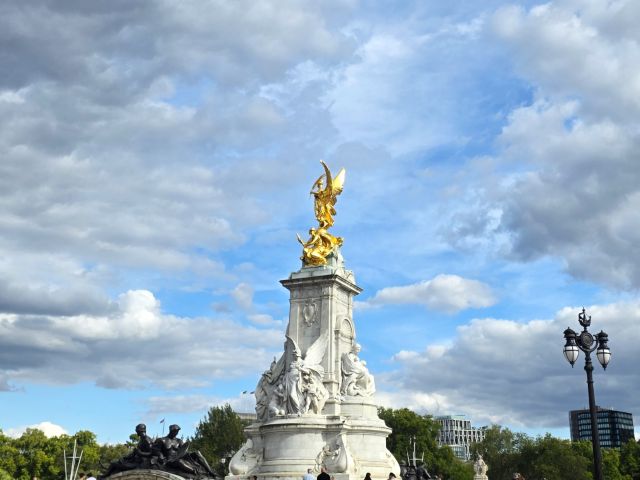 Victoria Memorial in front of Buckingham Palace