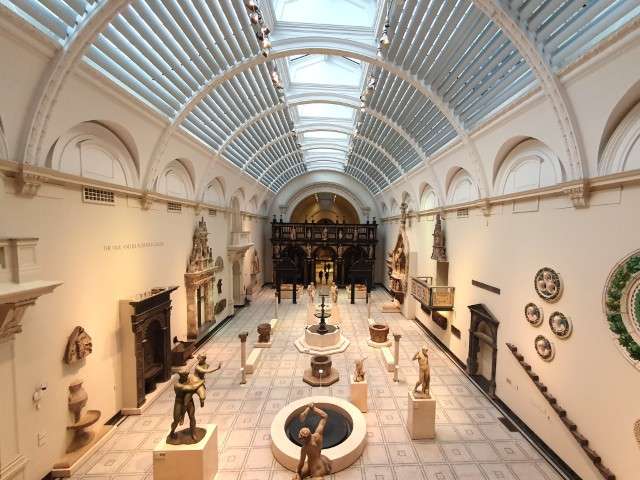 Victoria and Albert Museum free tours